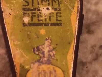 Sempre dalla Germania di fine 800/inizio 900 proviene poi uno strumentino a fiato conservato in una custodia verdognola un po� malconcia con il disegno di un violinista